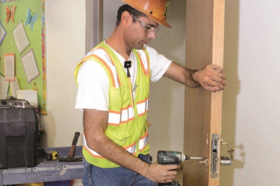 How to install a commercial door Pro Construcion Guide