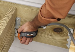 clavadora de mano de RIDGID A palm nailer can get into tight spaces